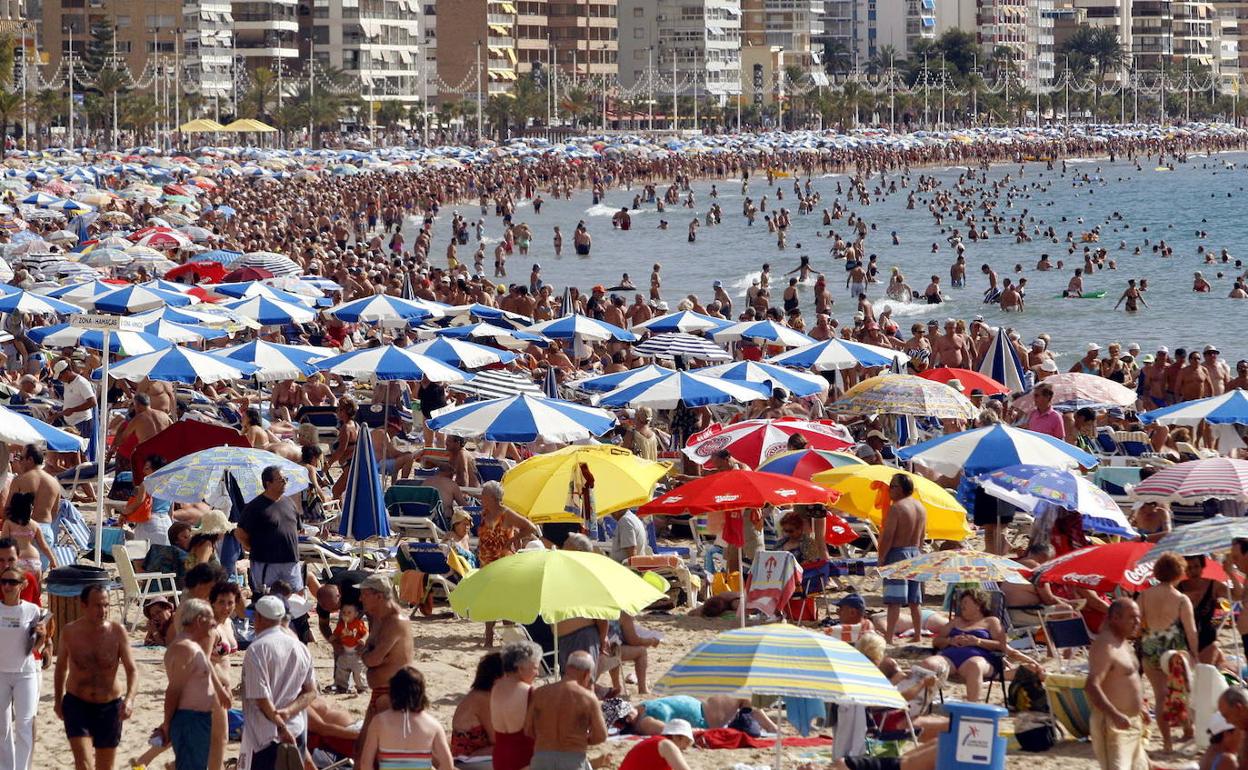 La playa de Poniente de Benidorm, repleta de turistas. 