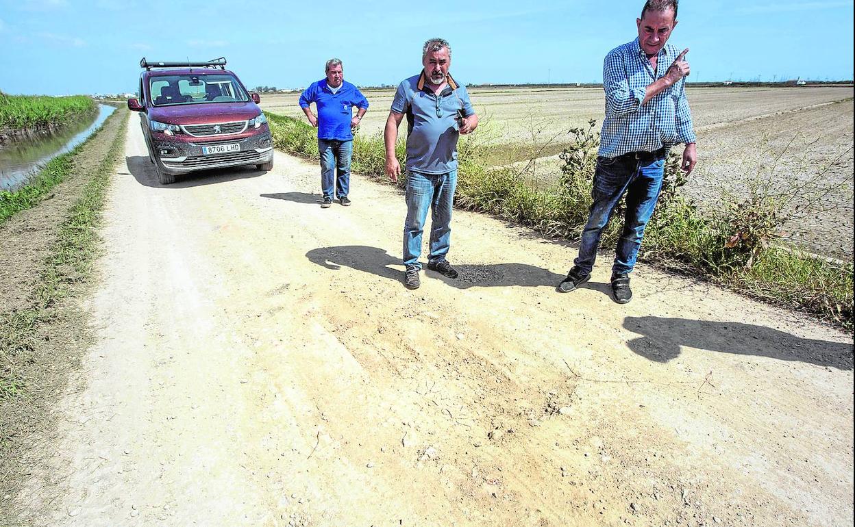 Uno de los baches que existen en los caminos del marjal de Catarroja. 