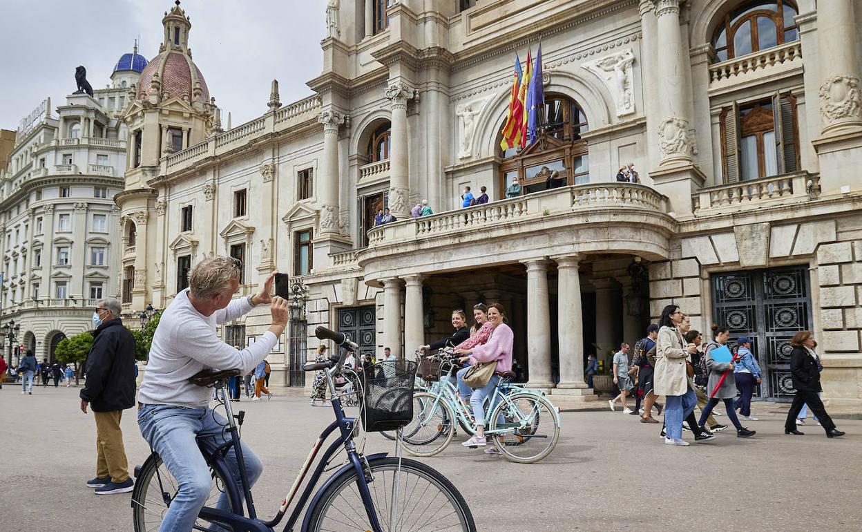 Turistas en el centro de Valencia. 