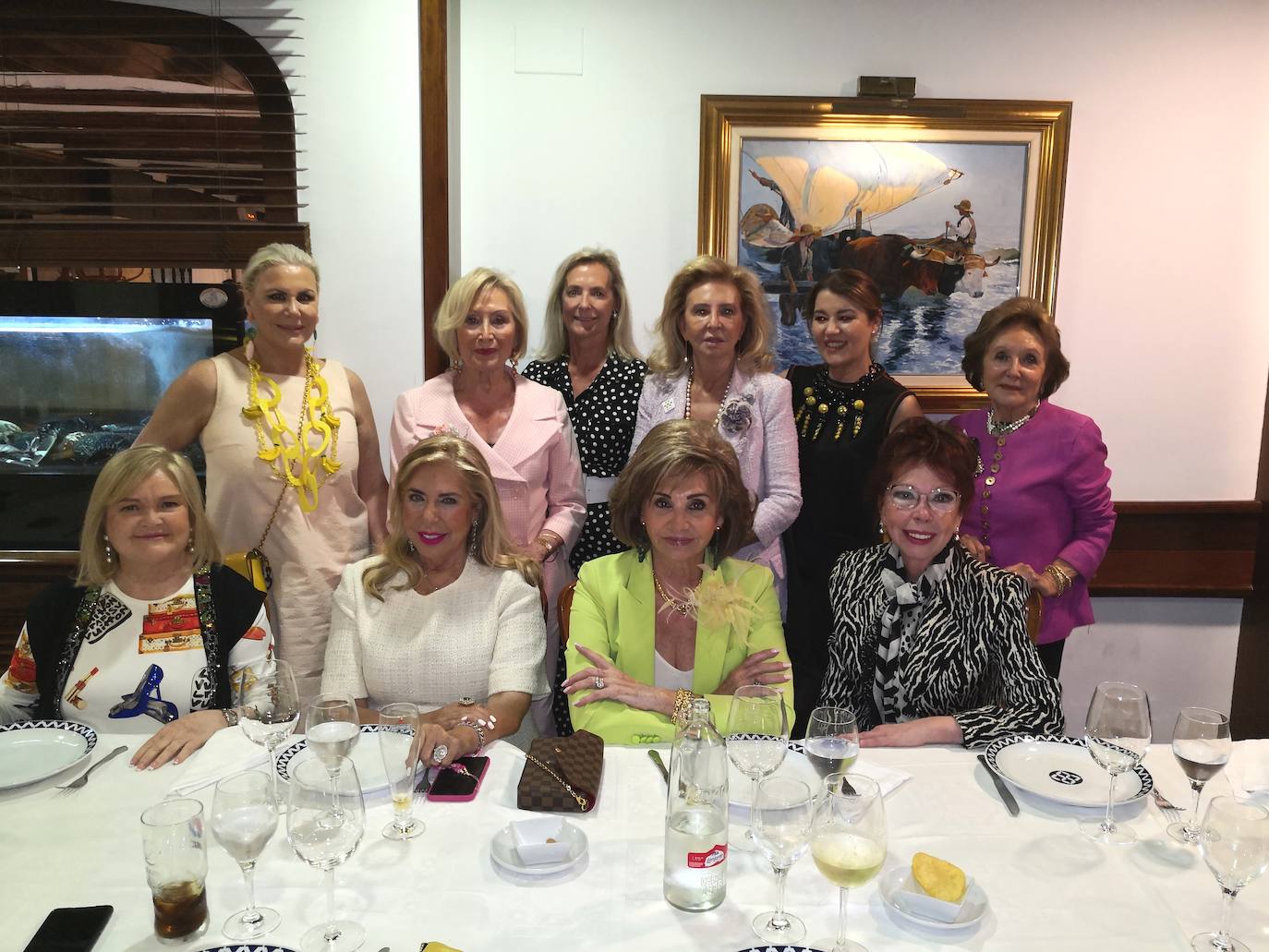 Laura y Blanca Fitera, Mayrén Beneyto, Merche Fillol, Paz Olmos, Amparo Chordá, Carmen de Rosa, Amparo Lacomba y May Pérez comieron en Civera  invitadas por María José García Padilla.