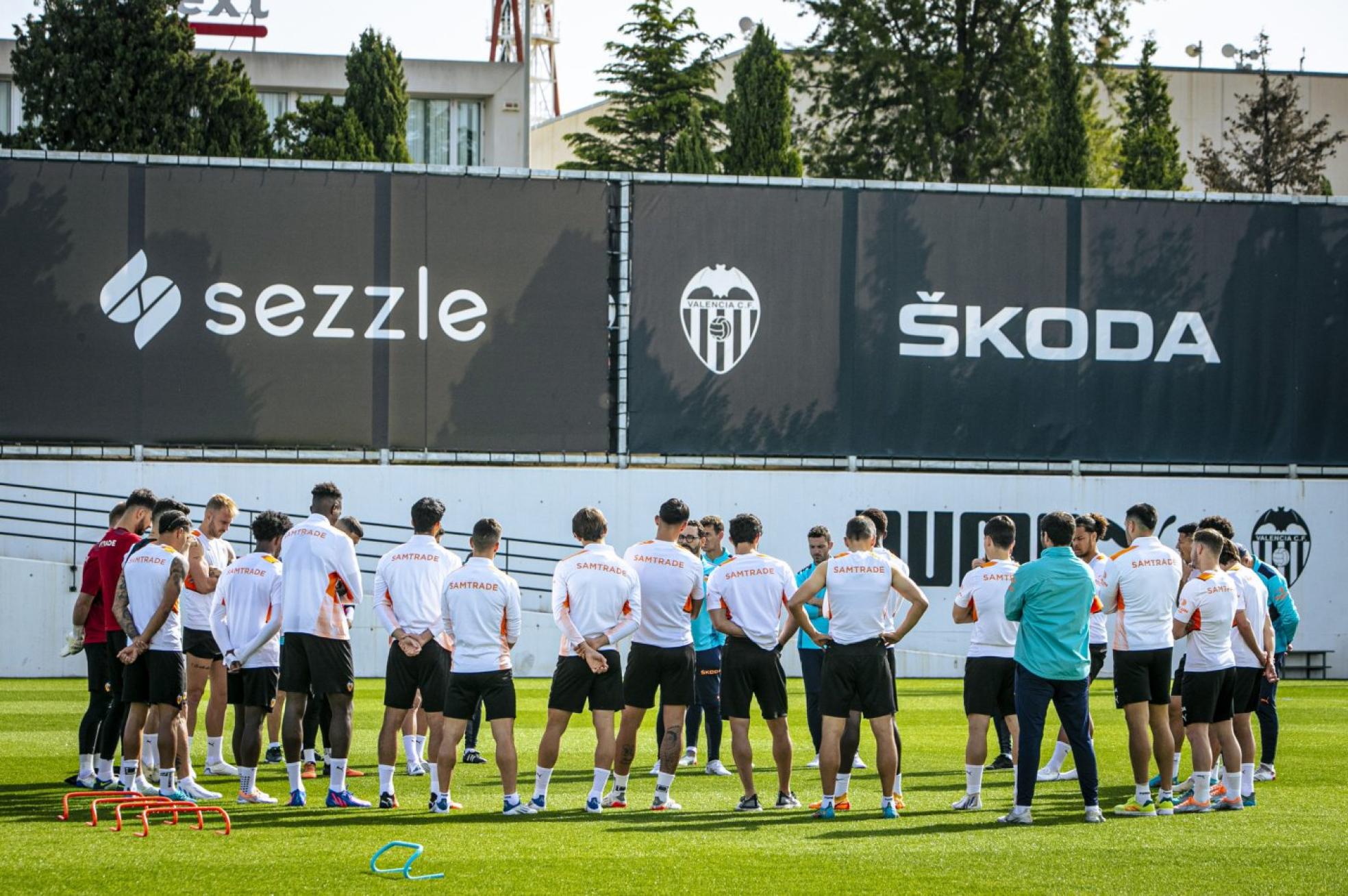 Compromiso.
Bordalás charla con
su plantilla durante
un entrenamiento en
Paterna. vcf