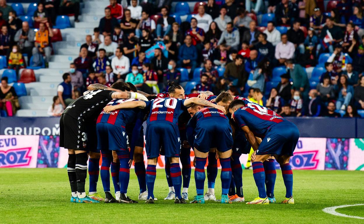 Jugadores del Levante, sobre el césped del Ciutat de València. 