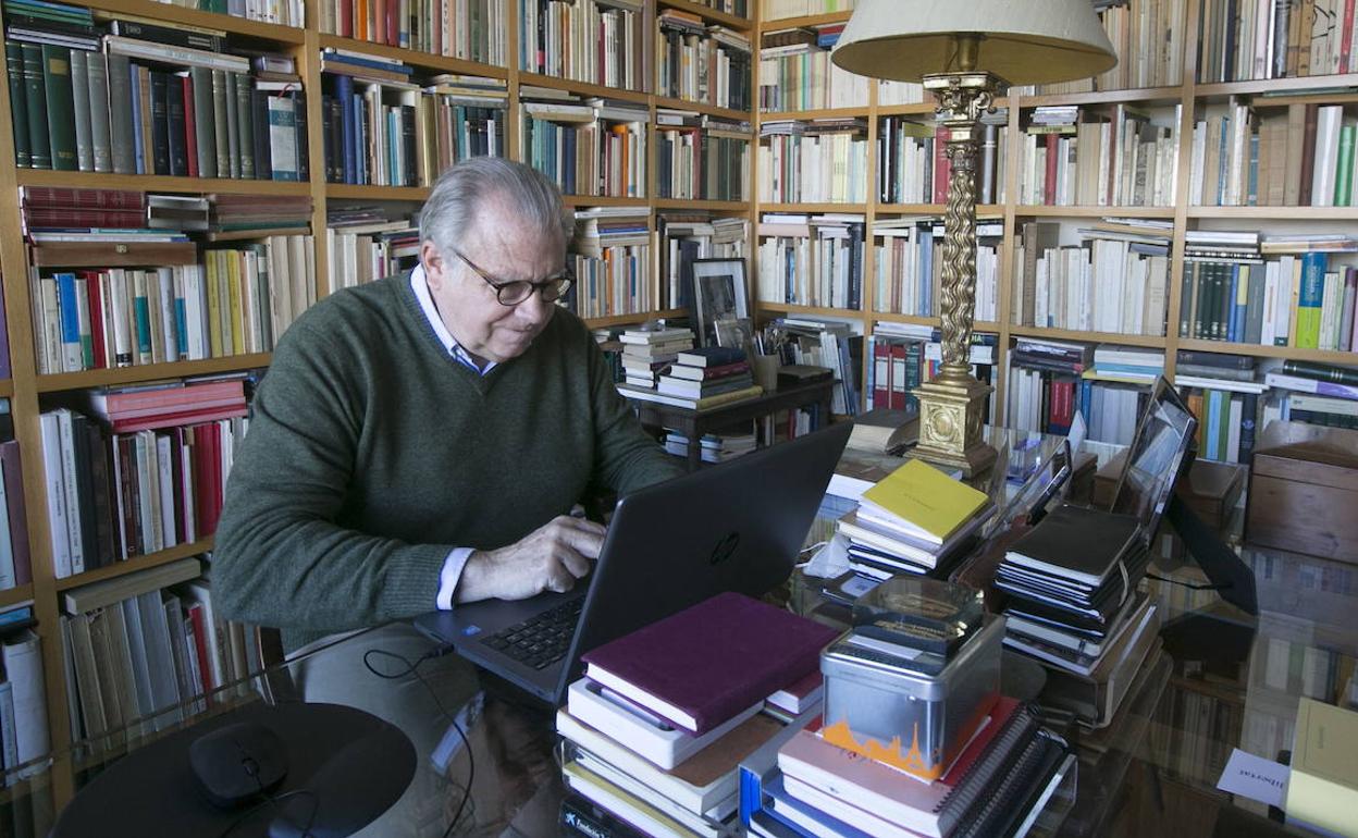 El poeta Jaime Siles en su biblioteca. 