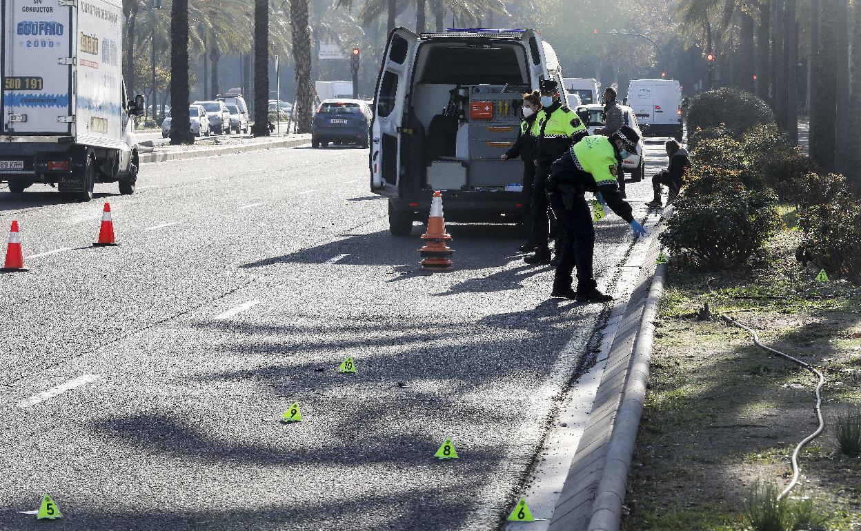 Agentes de la Policía Local de Valencia investigan un atropello, en una imagen de archivo. 