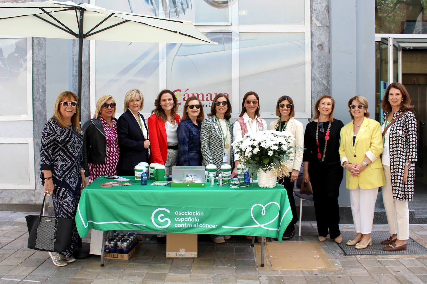 En la mesa  de la Cámara de Comercio estaban María José Albert, Pilar Pons, Mª Jesús Viguer, Bárbara Mas, Santi Salvador, Mª José Virosque, Salomé Corell, Susana Pérez Manglano, Paz Navarro y Rosa Morera.