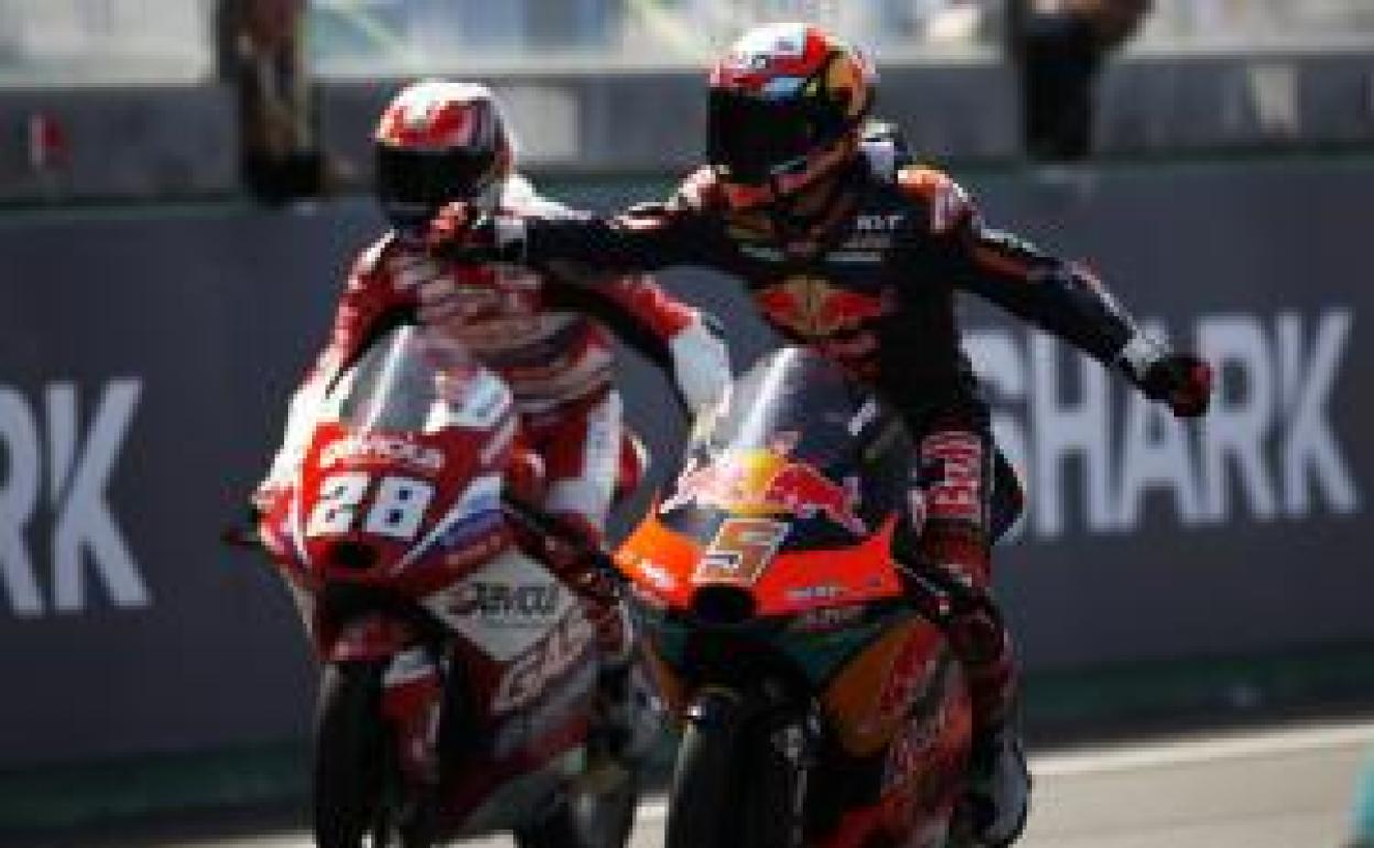 Jaume Masià celebra su triunfo nada más pasar la meta del circuito de Le Mans. 