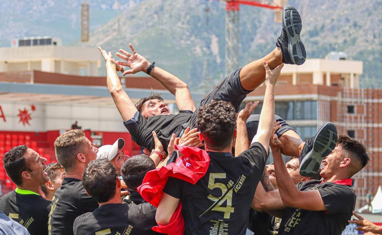 Los jugadores del Intercity mantean al entrenador Gustavo Siviero. 