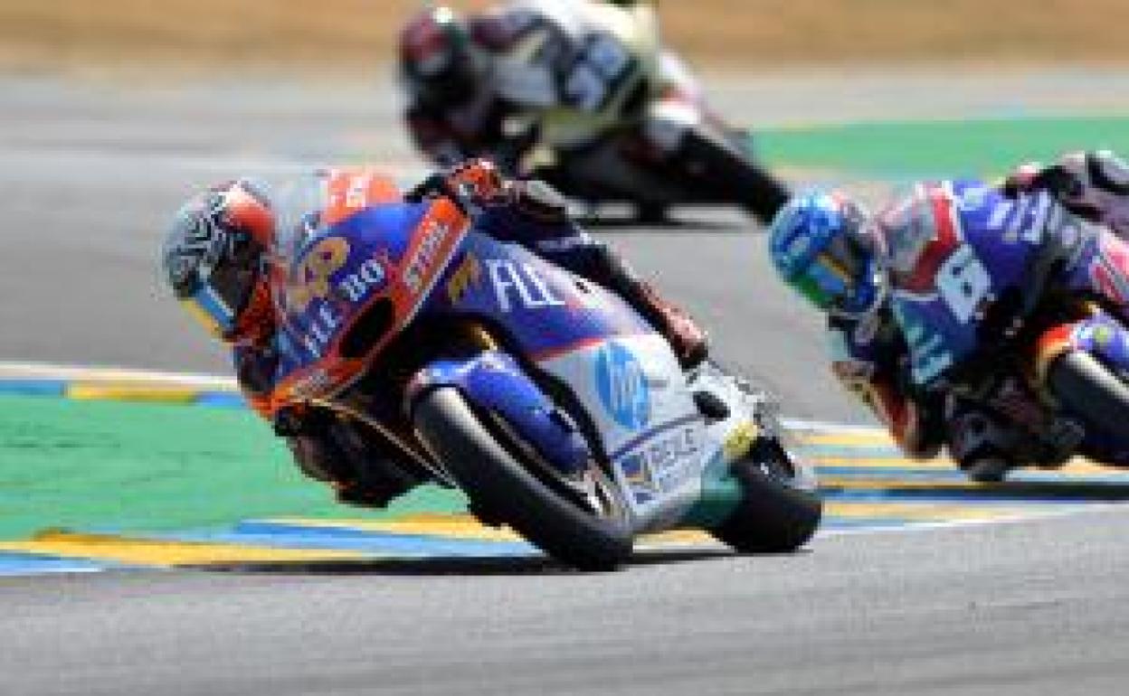 Canet rueda por delante de Beaubier y Chantra durante la carrera de este domingo. 