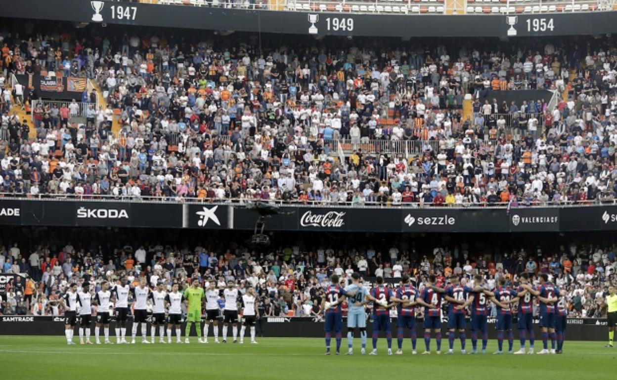 Los jugadores del Valencia y Levante, durante el último derbi en Mestalla