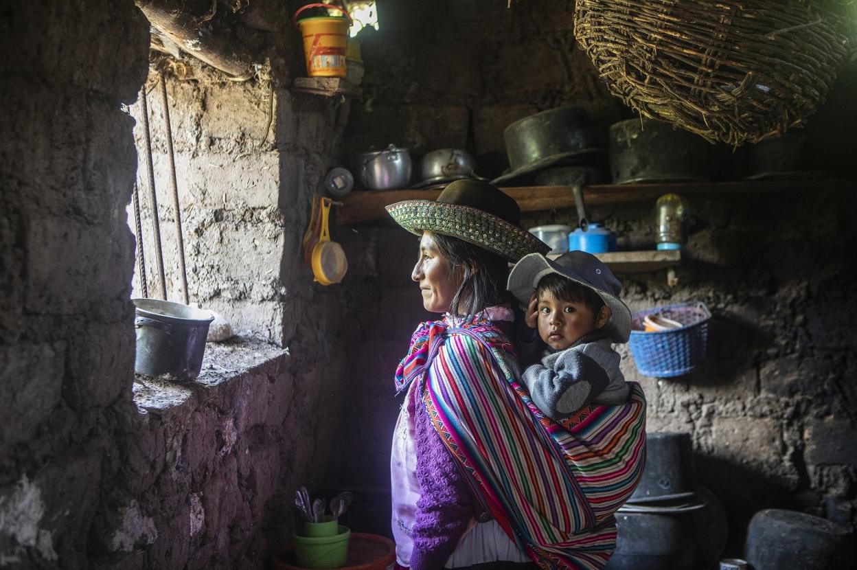 Una madre con su hija en Perú. lp
