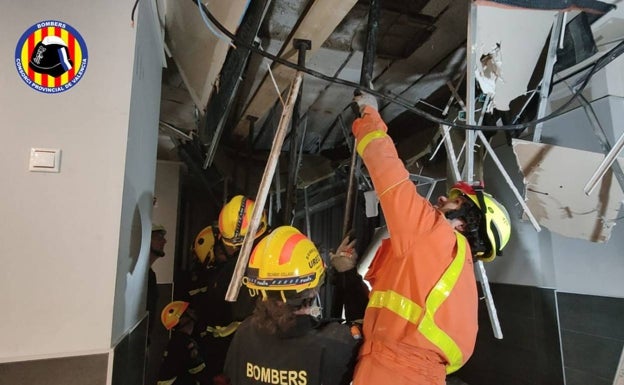 Imagen principal - Los bomberos en la actuación. 