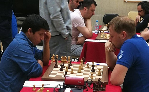 Imagen principal - Una de las partidas entre Andreu Paterna y Silla. 