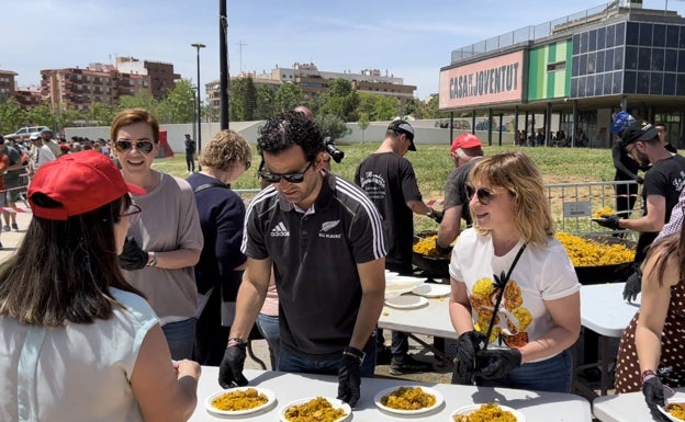 Imagen principal - El alcalde, Juan Antonio Sagredo, y miembros del equipo de gobierno reparten la paella. 