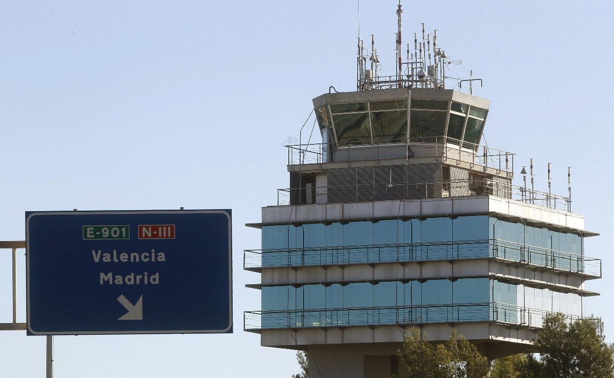 La torre del control del aeropuerto de Manises. 