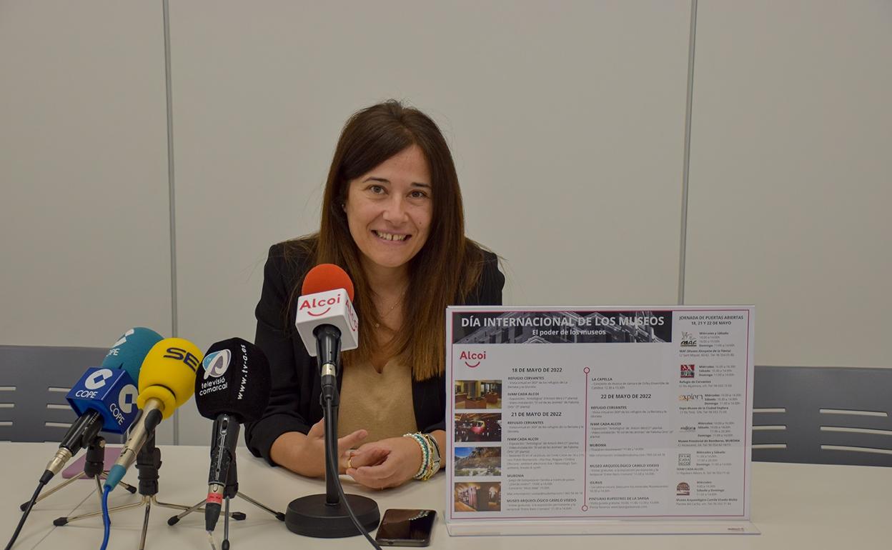 La concejal de Turismo de Alcoi, en la presentación de los actos para conmemorar el Día de los Museos. 