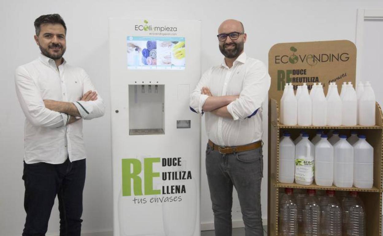 Salvador Perales e Iván Santiago muestran los dispensadores de Ecovending 