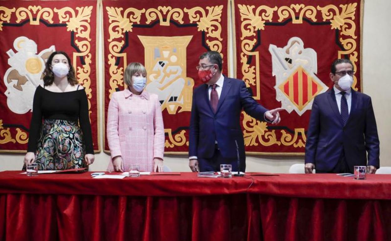 Miembros de la Mesa de Les Corts, encabezada por Enric Morera. 