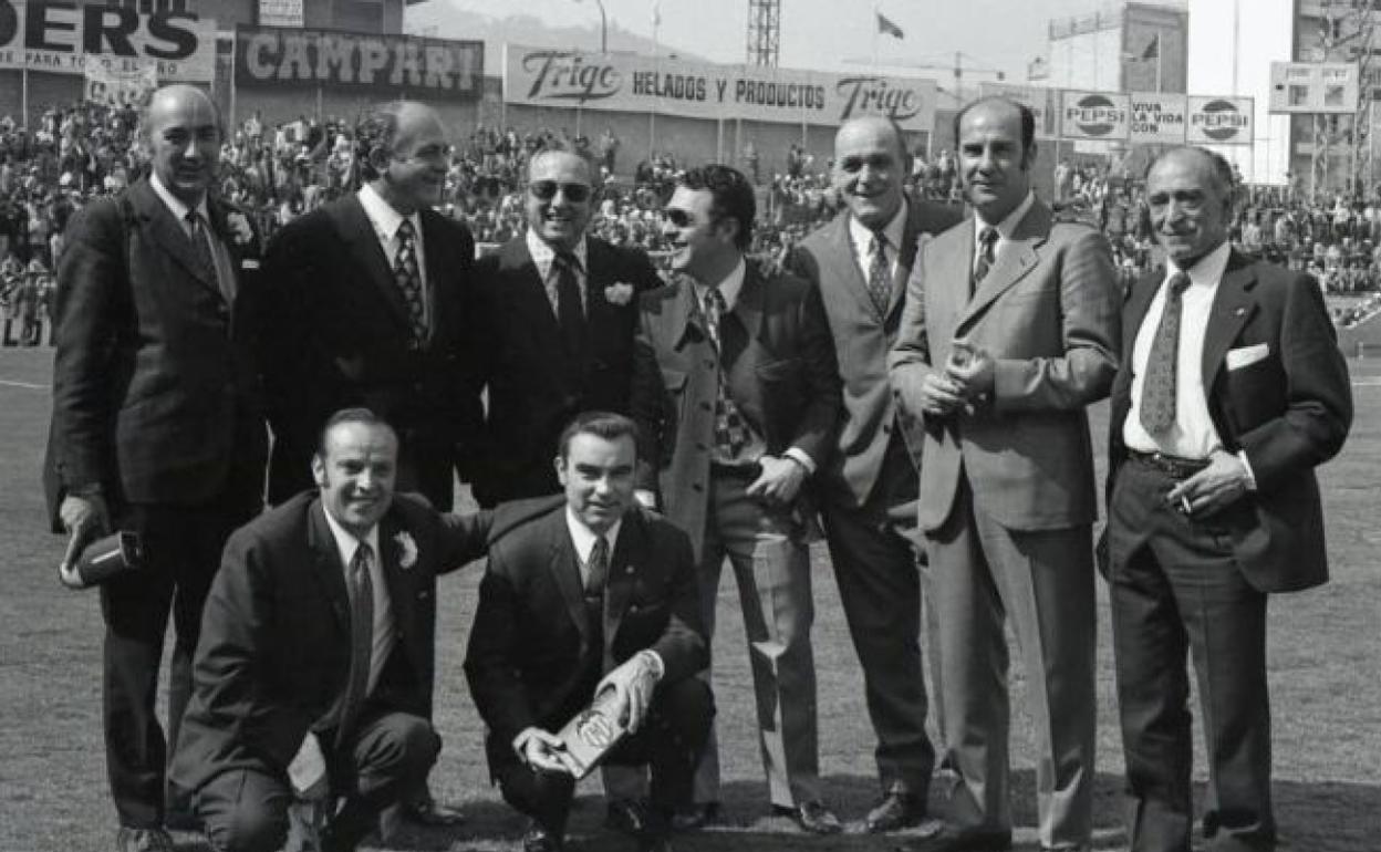 Vicente Peris, junto al equipo campeón de Liga de 1971. 