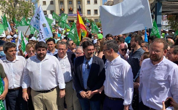 Mazón, López Miras y Barcala, entre los presentes en la manifestación de este martes. 