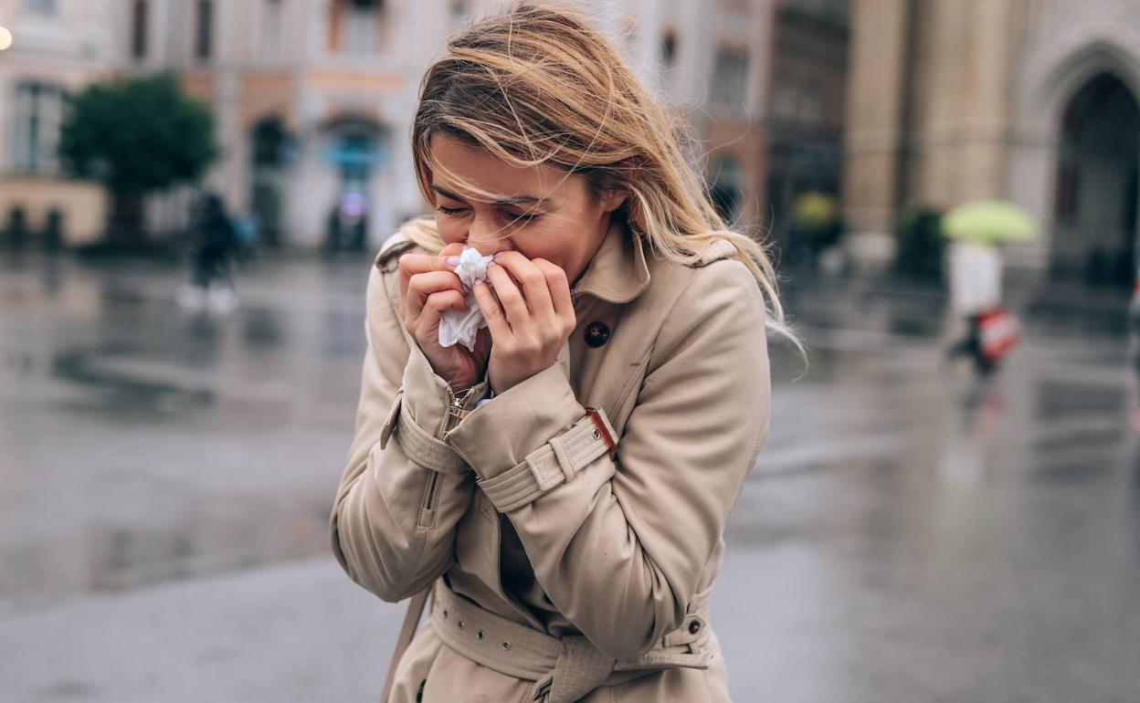 Una mujer con alergia