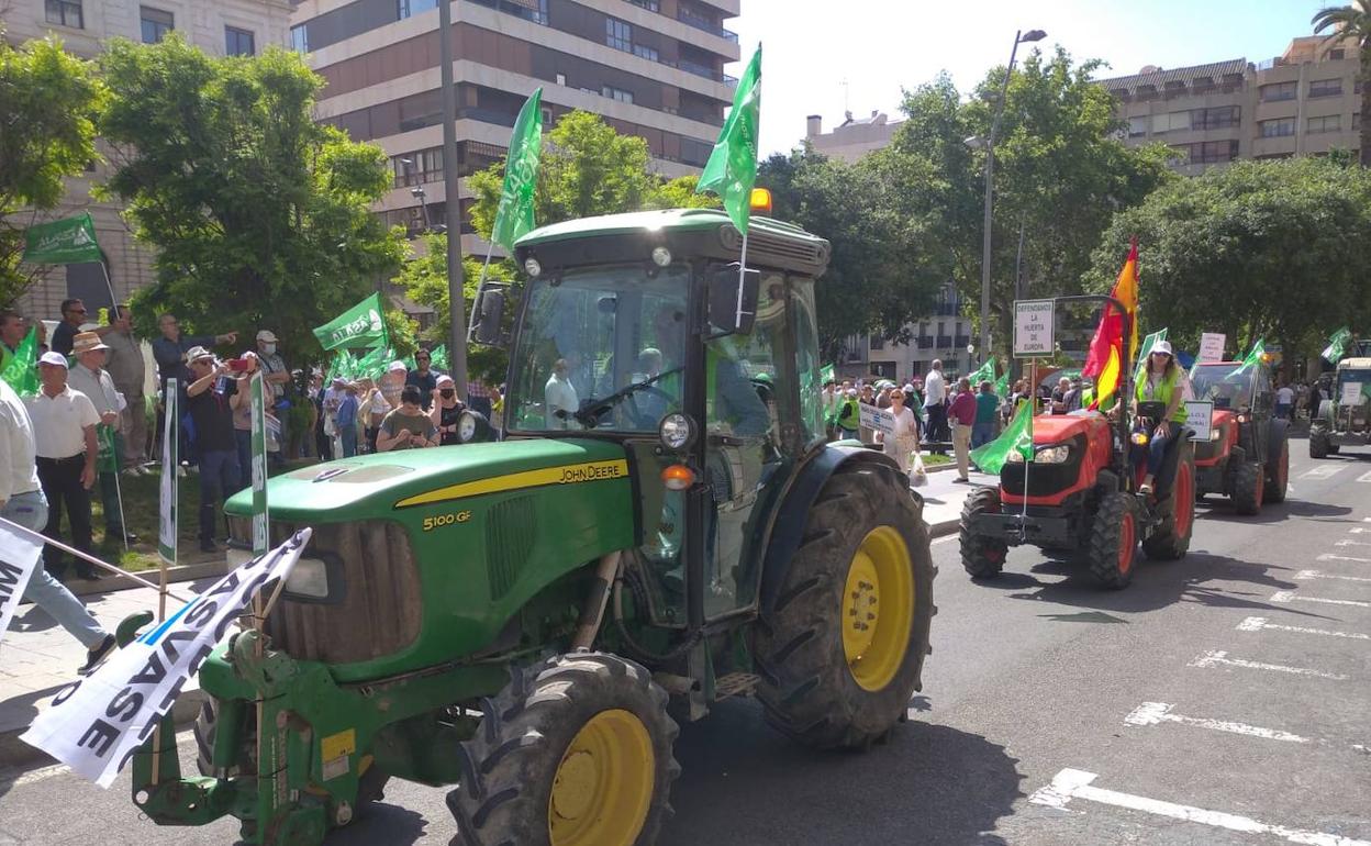 Los tractorea acuden a la concentración. 