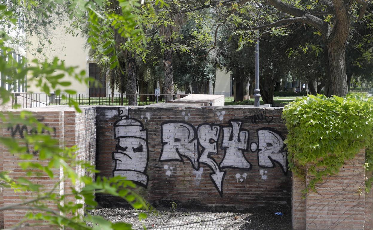 Una de las pintadas en el jardín del Hospital, el pasado domingo. 