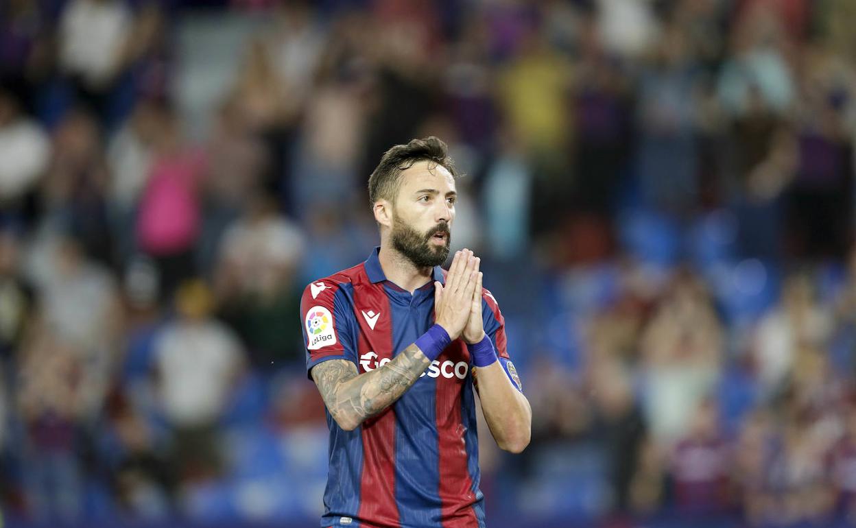 José Luis Morales se disculpa con la afición durante el partido entre el Levante y el Alavés.