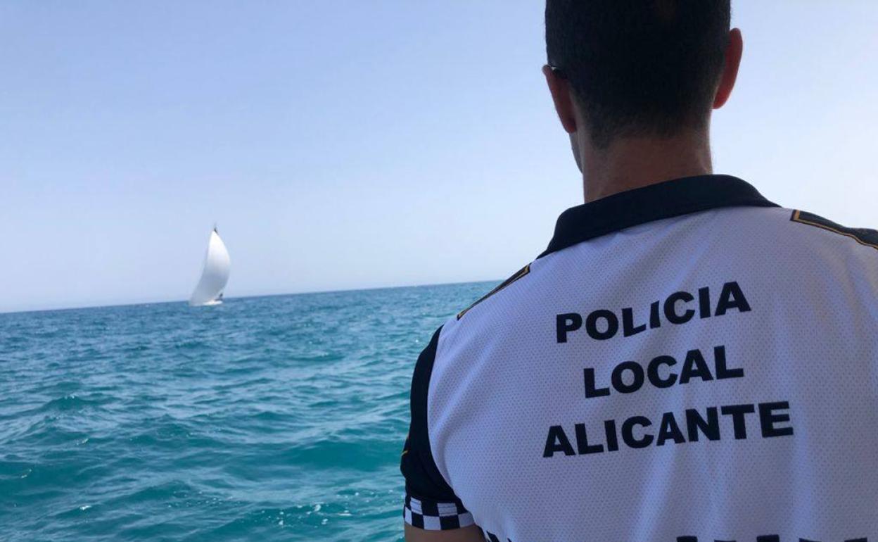 Un agente de la policía alicantina. 