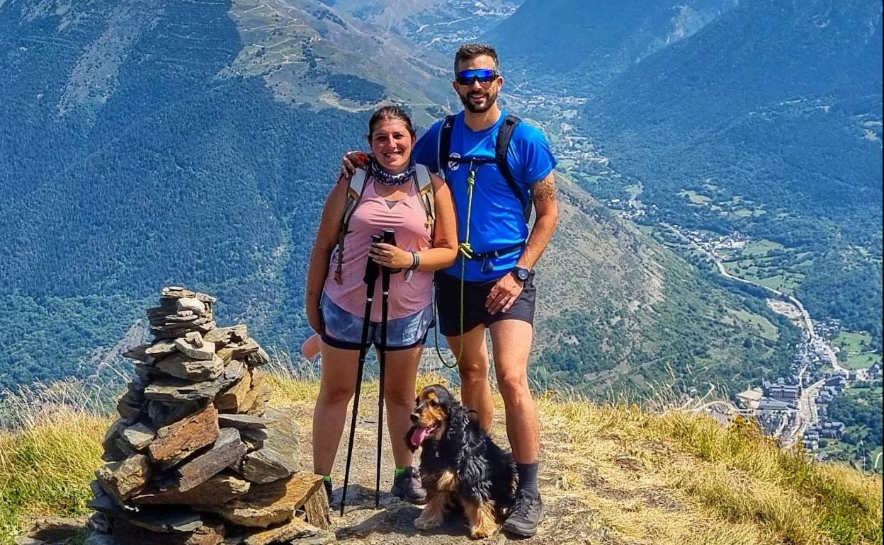 Noelia y José con su perro Pinxo. 