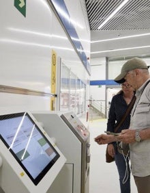 Imagen secundaria 2 - Transbordo de pasajeros entre la Ciudad de las Artes y Nazaret, viaje de Sergey Timokhin para ir a una entrevista de trabajo y un usuario sacando un bono para el tranvía. 