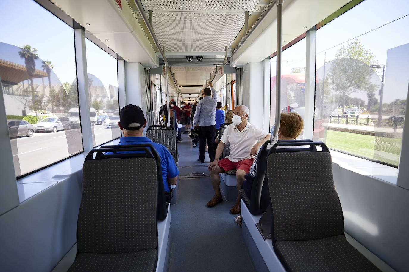Fotos: Los primeros usuarios se suben a la Línea 10 del metro