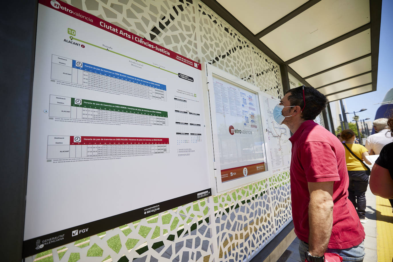 Fotos: Los primeros usuarios se suben a la Línea 10 del metro