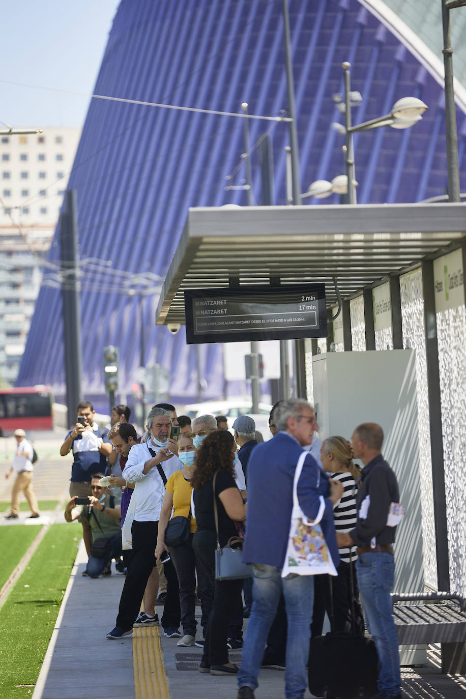 Fotos: Los primeros usuarios se suben a la Línea 10 del metro
