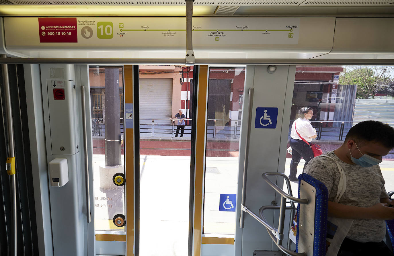 Fotos: Los primeros usuarios se suben a la Línea 10 del metro