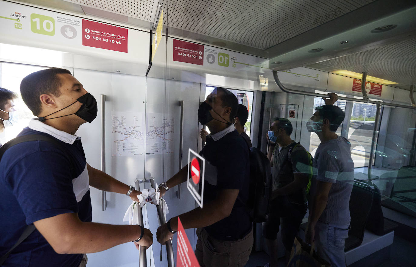 Fotos: Los primeros usuarios se suben a la Línea 10 del metro