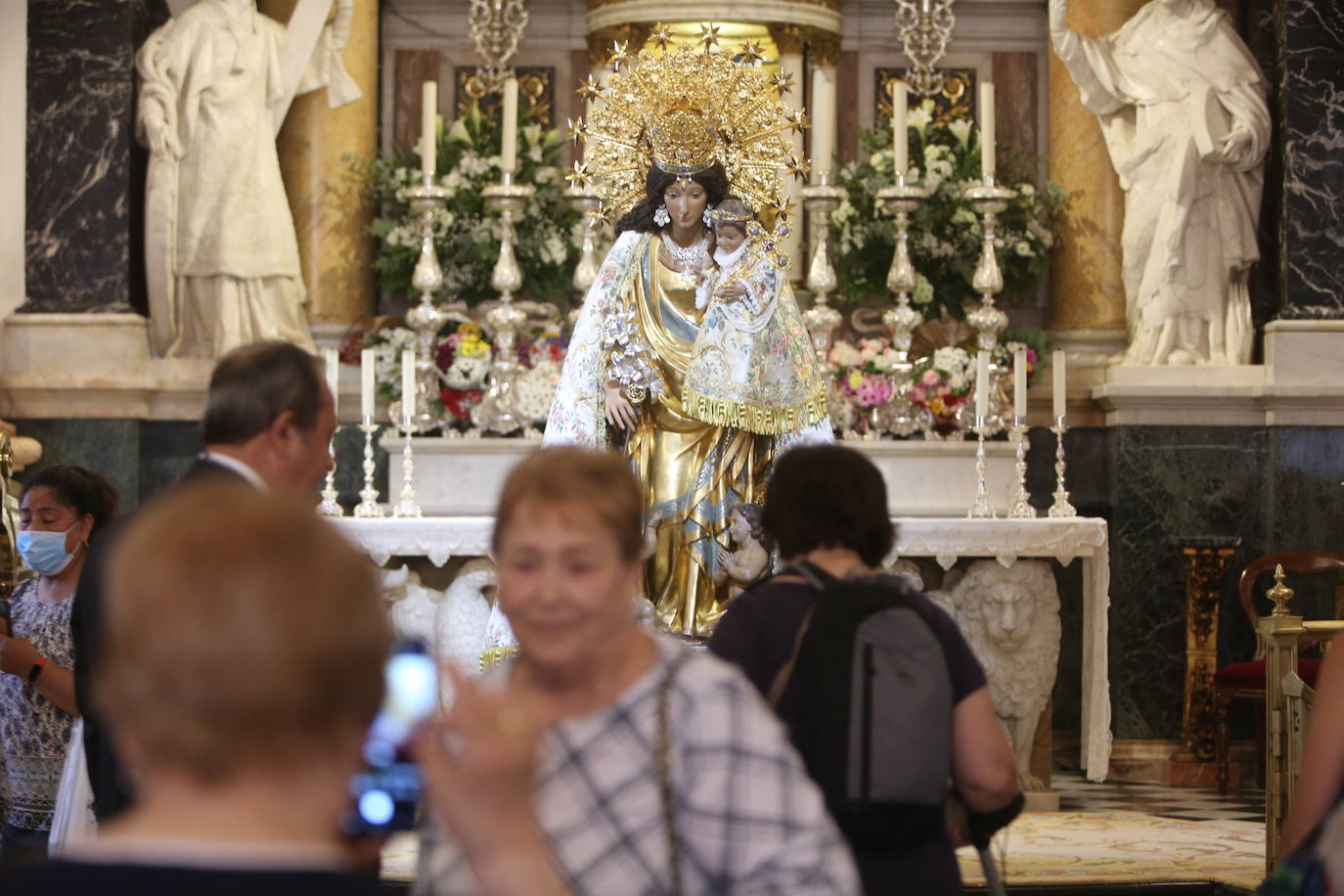 Miles de valencianos desfilan ante la Mare de Déu tras dos años con restricciones.