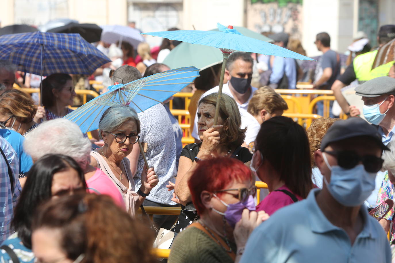 Miles de valencianos desfilan ante la Mare de Déu tras dos años con restricciones.