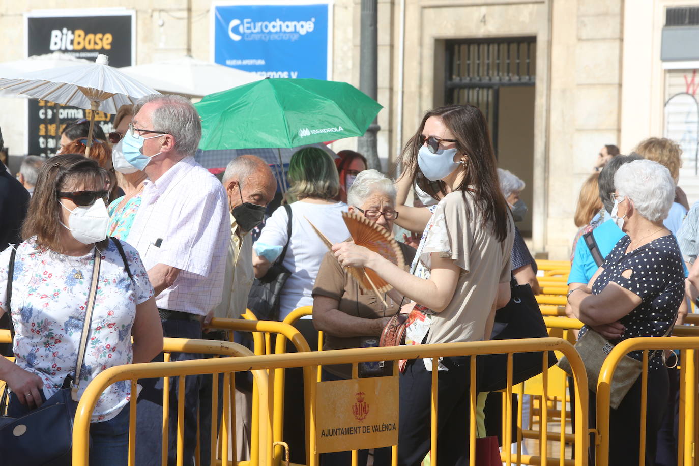 Miles de valencianos desfilan ante la Mare de Déu tras dos años con restricciones.