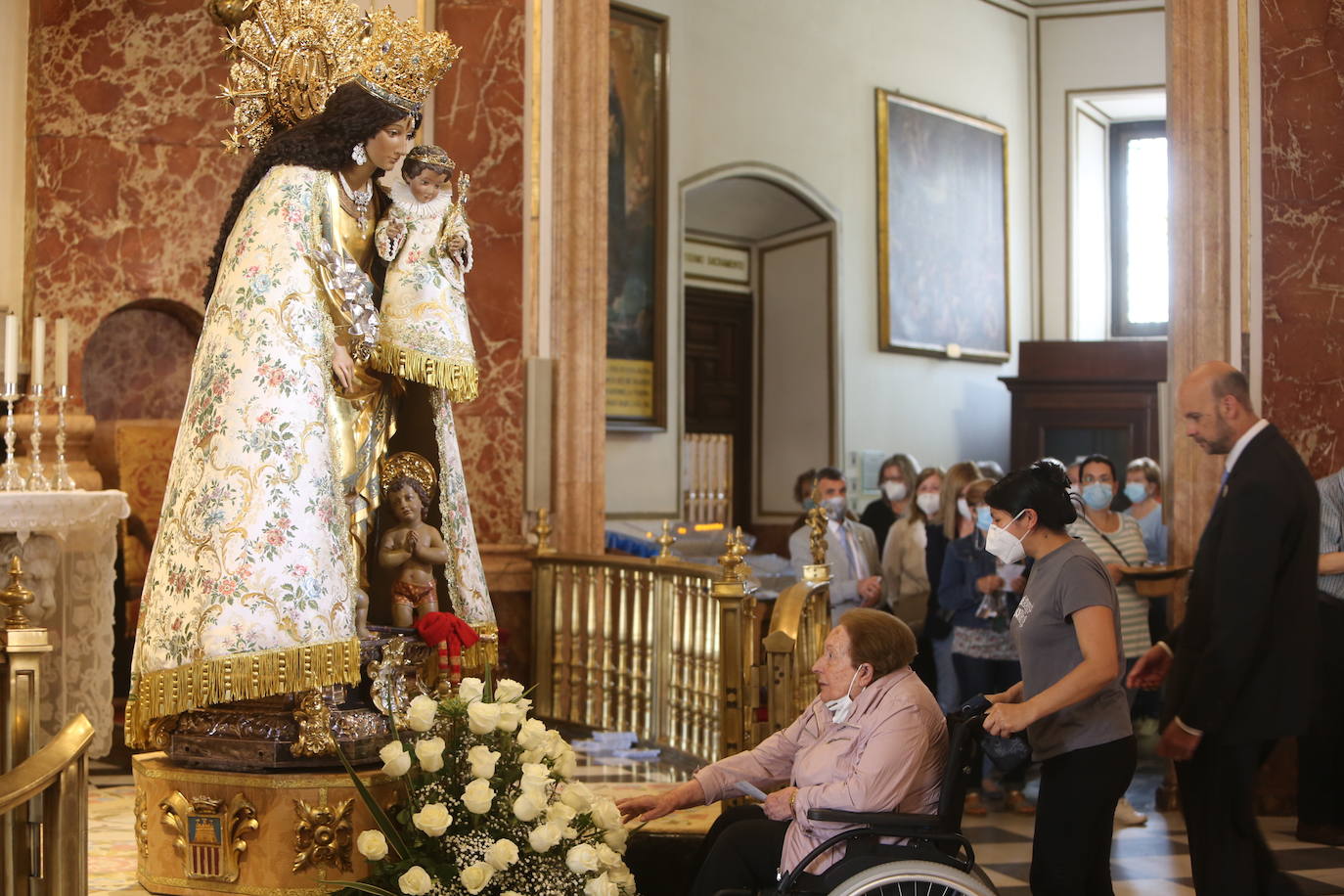 Miles de valencianos desfilan ante la Mare de Déu tras dos años con restricciones.