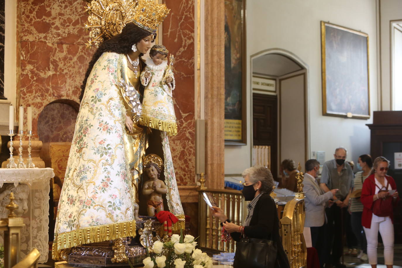 Miles de valencianos desfilan ante la Mare de Déu tras dos años con restricciones.