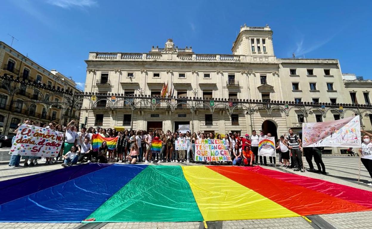 Concentración en favor del colectivo LGTBI en Alcoi. 