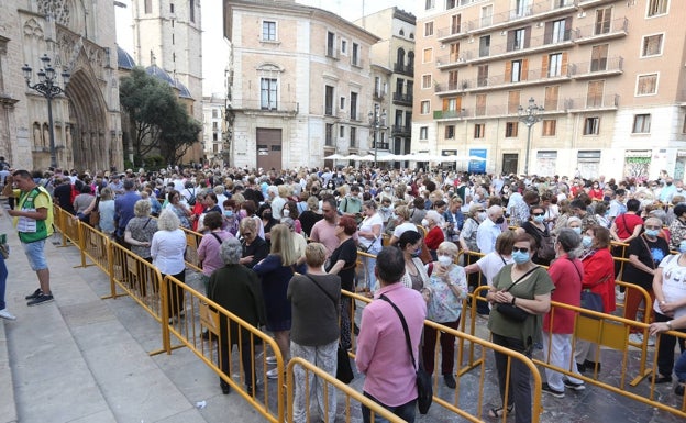 Imagen principal - Cola del Besamanos, gente con abanicos y paraguas e interior de la Basílica. 