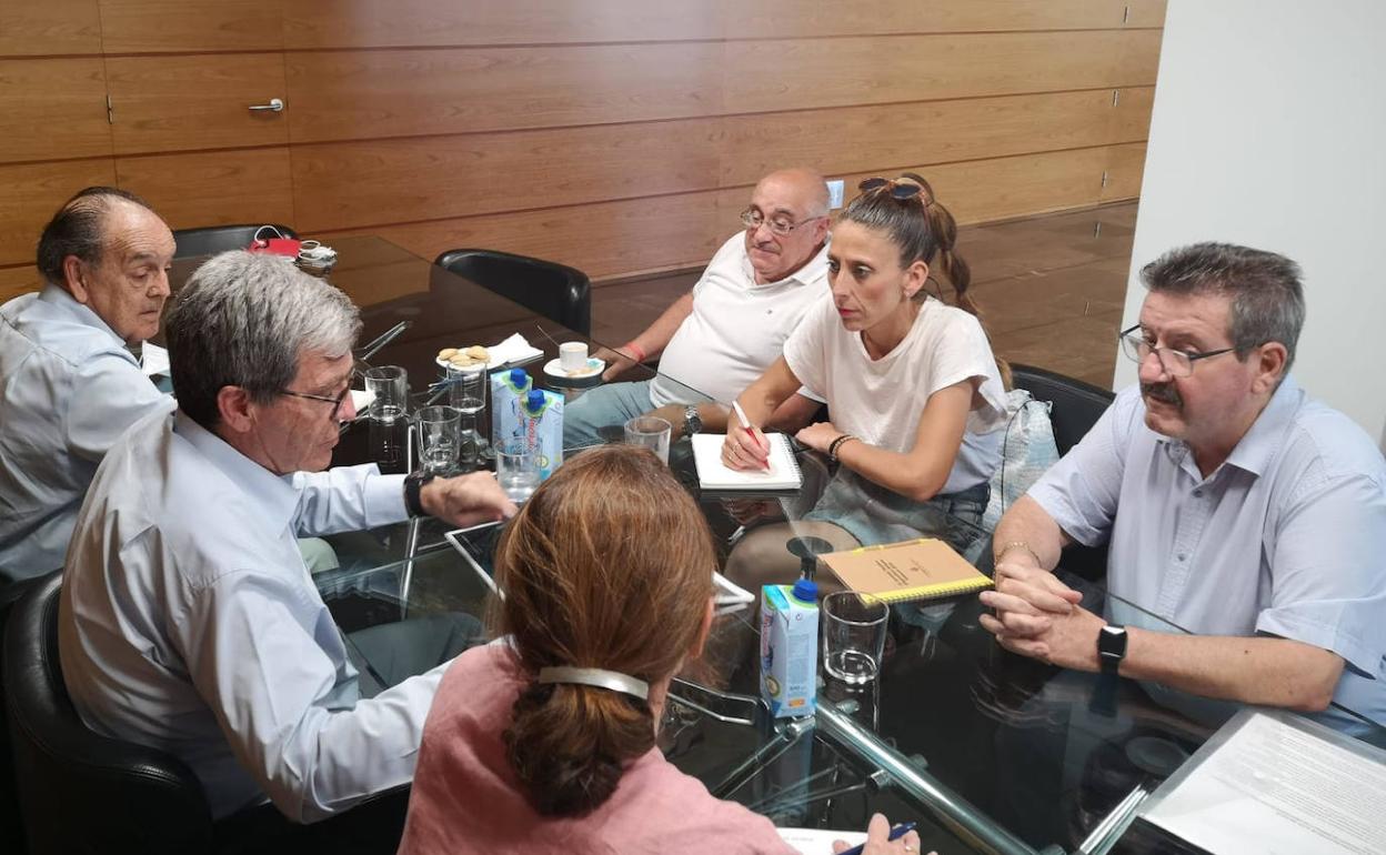 El presidente de la Autoridad Portuaria de Valencia Aurelio Martínez, junto al presidente de Nazaret Unido, José Antonio Barba, y miembros de la entidad vecinal. 