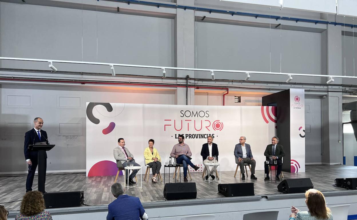 Integrantes de la primera mesa redonda. 