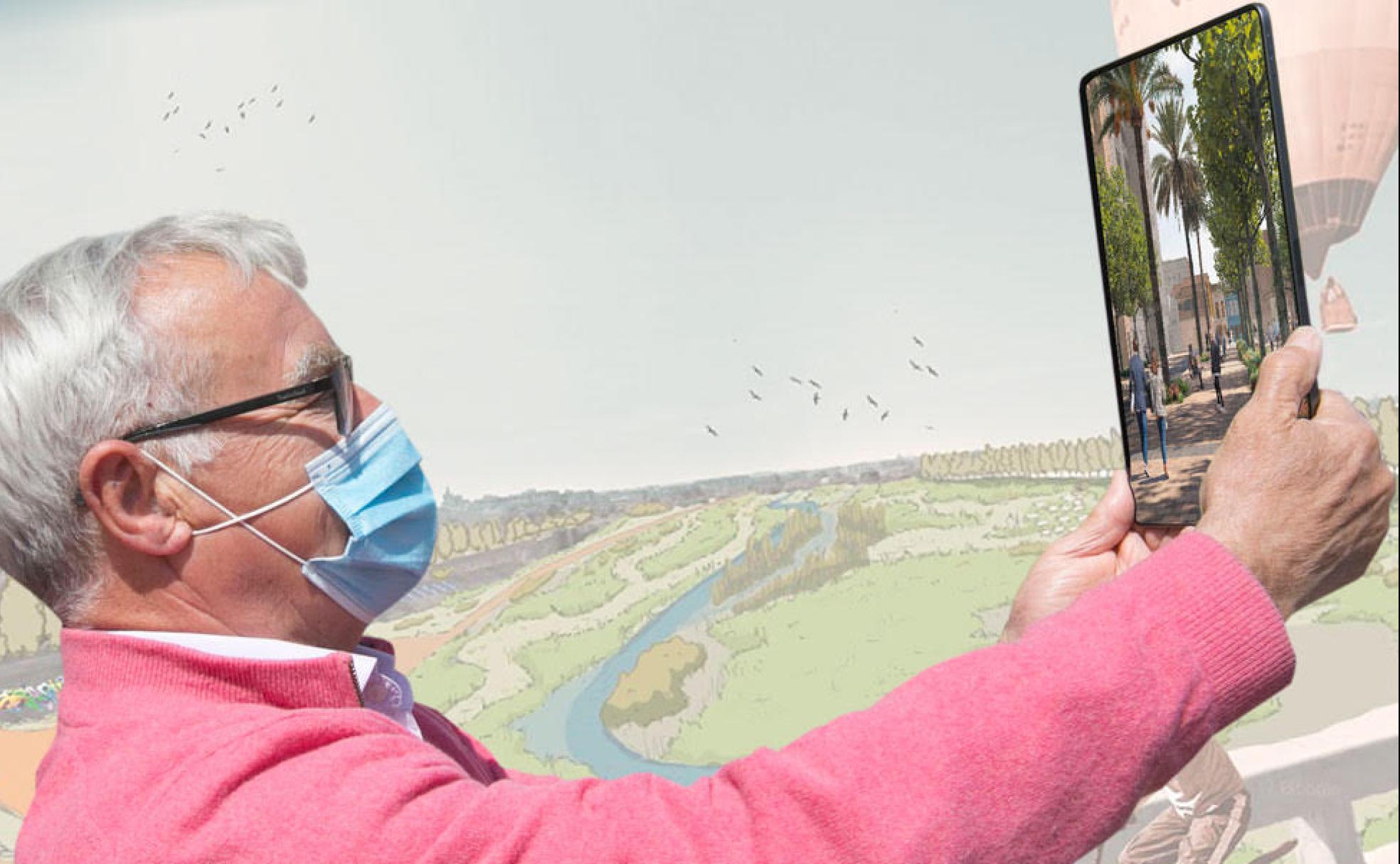 El alcalde Ribó con una tablet donde se ha incluido una de las recreaciones presentadas para el Marítimo.