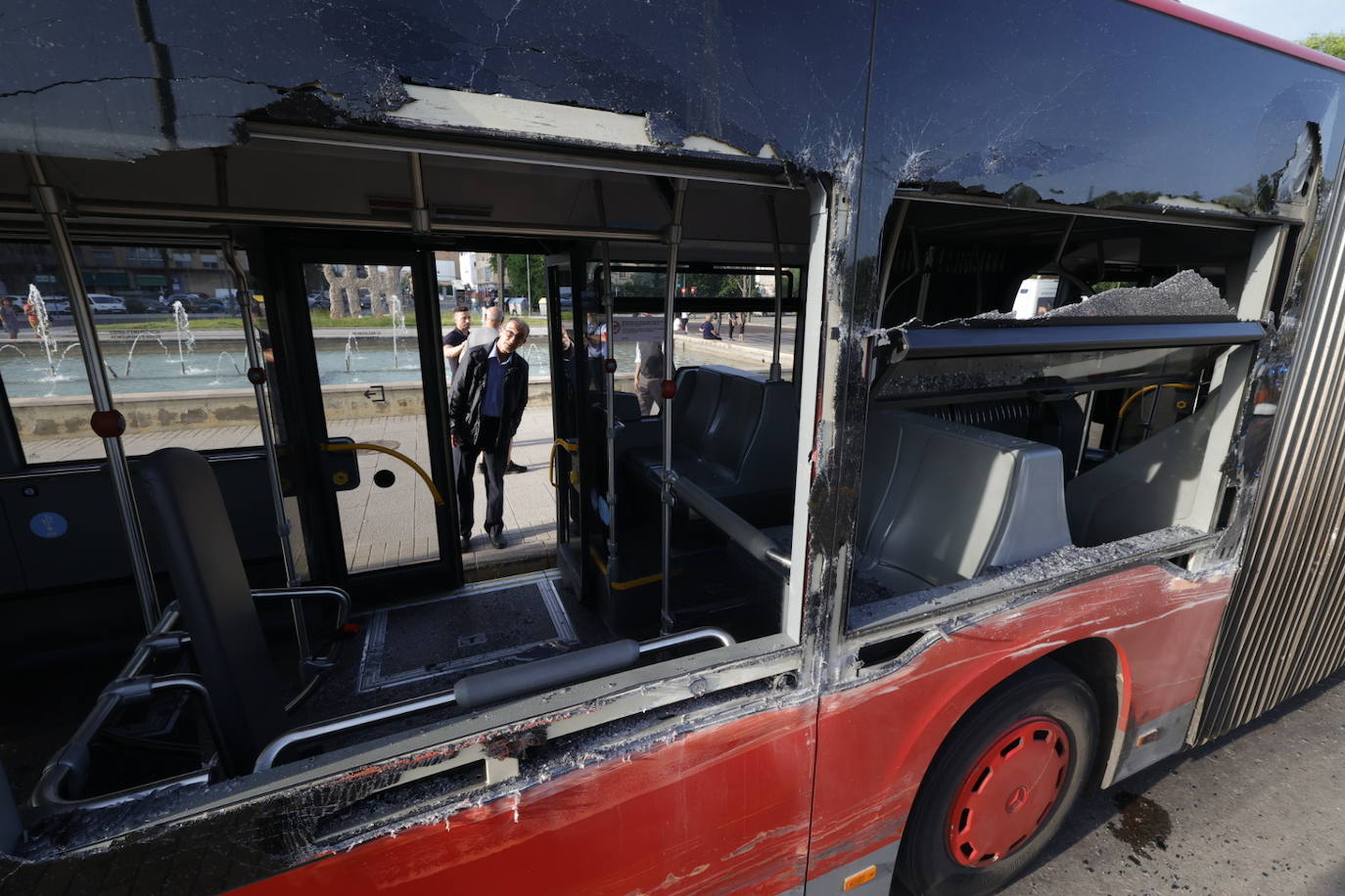 Fotos: Así ha quedado el autobús de la EMT tras el accidente en el Bulevar Sur de Valencia