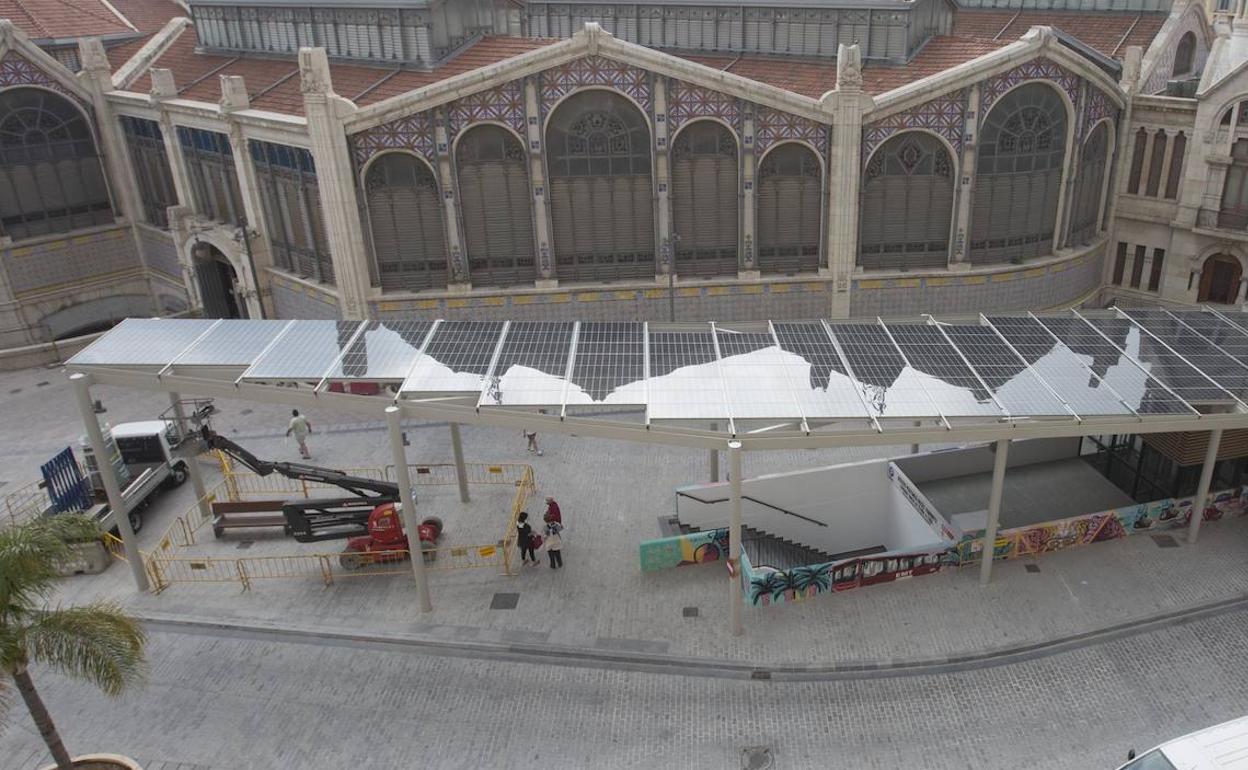 Las pérgolas, con las placas fotovoltaicas sobre ellas.