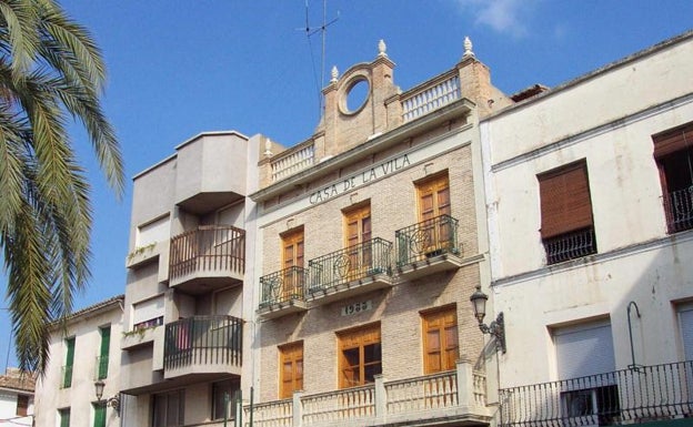 Fachada del Ayuntamiento de l'Alcúdia de Crespins. 