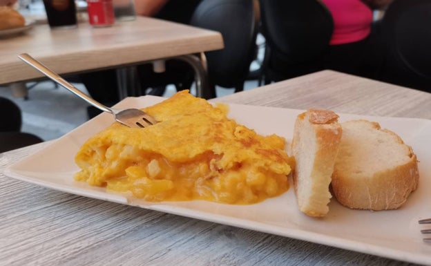 Imagen principal - Arriba, pincho de tortilla de patata, poco cuajada. Abajo, medio bocadillo de tortilla de patata, bacalao y pimiento. A la derecha, cremaet.