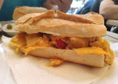Imagen secundaria 1 - Arriba, pincho de tortilla de patata, poco cuajada. Abajo, medio bocadillo de tortilla de patata, bacalao y pimiento. A la derecha, cremaet.